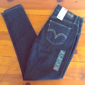 Brand New Women’s Levis size 11 short